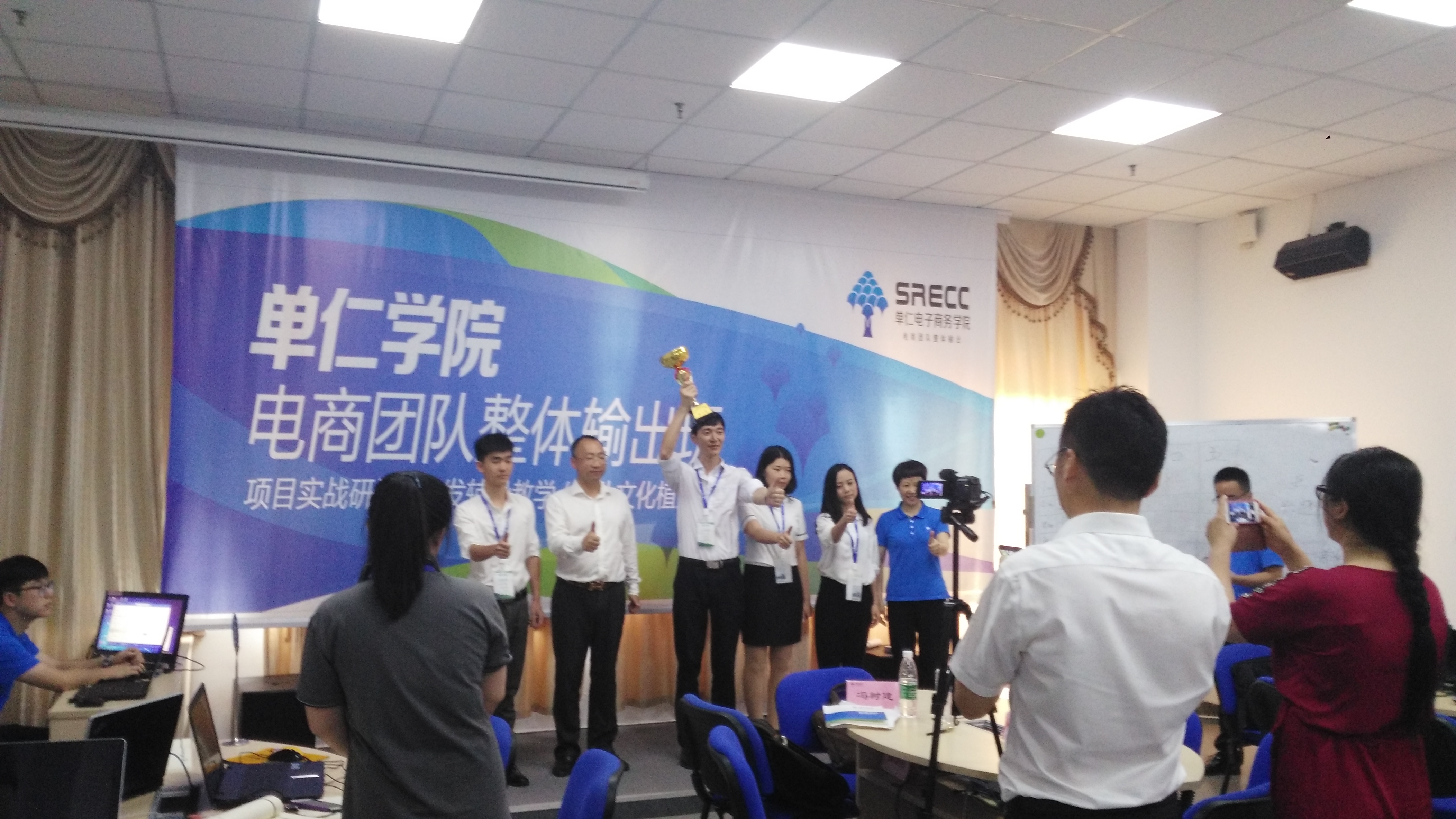六月是奮斗的子日，燦源裝飾一直在學(xué)習(xí)進(jìn)步
